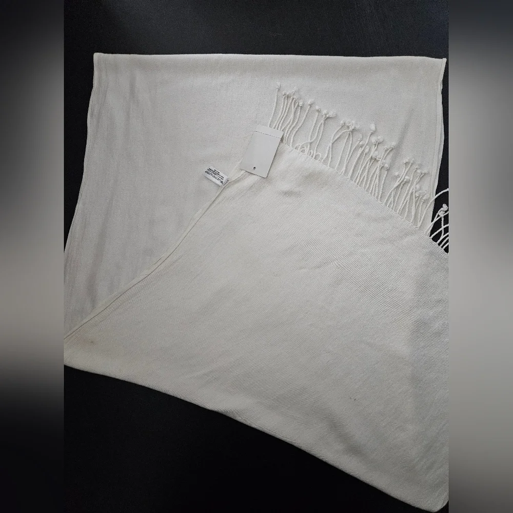 Vintage - NWT Worthington Extra Long Winter White Scarf/Shawl/Wrap